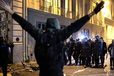 Акция в Париже против закона "О безопасности" обернулась массовыми беспорядками