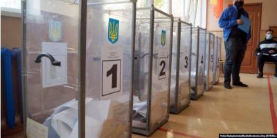 В день тишины. В Днепропетровской области председатель жилищного кооператива развешивала агитацию за кандидата в мэры — полиция