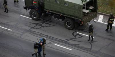 Автозаки, ОМОН, водометы. В центр Минска перед Маршем против фашизма стягивают военную технику — видео