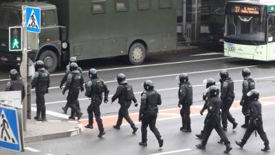 Силовики берут под контроль центр Минска