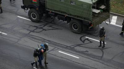 Белорусские силовики стягивают спецтехнику в центр Минска