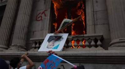 Протест в Гватемале: поджог здания Конгресса, протестующие требуют отставки президента (ВИДЕО)