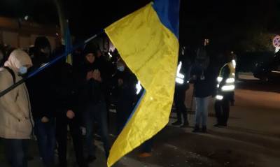Воины АТО, националисты и праворадикалы продолжили митинговать под домом Порошенко
