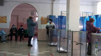 В Славянске избиратели фотографируются возле урн ради iPhone 12