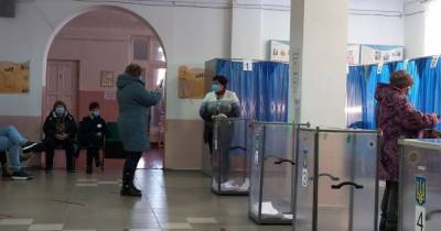 В Донецкой области на участках фотографируются избиратели для участия в розыгрыше iPhone 12