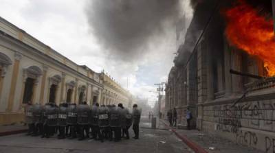 Здание парламента Гватемалы подожгли из-за урезания бюджета страны