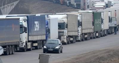 Очередь более тысячи фур: проезд грузовиков между Латвией и Беларусью снова затруднен