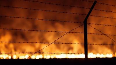 Сотрудник ФСИН чуть не сгорел в мощном пожаре в колонии Барнаула — видео