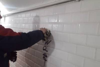 Черное на белом: железнодорожный тоннель в Петрозаводске отмыли от граффити