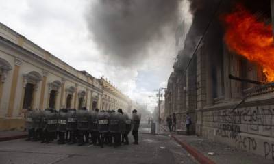 В Гватемале протестующие подожгли парламент после решения об урезании бюджета страны