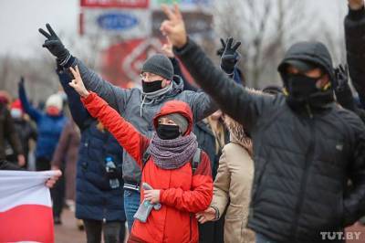 На акциях протеста в Беларуси начались задержания, силовики применили светошумовые гранаты