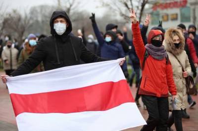 "Марш против фашистов" в Минске: протестующие выбрали новую тактику, силовики в замешательстве