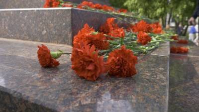 В день открытия "Дороги Жизни" на "Разорванном кольце" возложили цветы к мемориалу