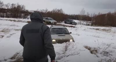 Водитель показал, как с помощью подручных средств вытащить авто из снега и грязи: видео лайфхака