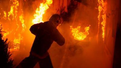 Огонь стремительно распространяется на загоревшемся складе в Москве