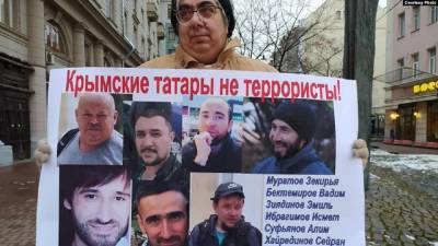"Несправедливо гонимые": россияне вышли на одиночные пикеты, поддерживая крымских татар – фото