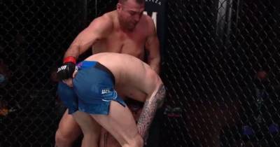 "Было воодушевляюще": боец UFC засунул палец в задницу сопернику во время боя