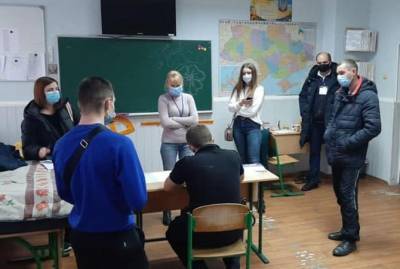 Человек в трусах, фото бюллетеней и продажа голосов: украинцы на выборах продолжают нарушать
