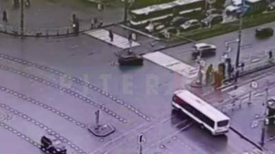 На перекрестке Индустриального и Косыгина столкнулись автобус и легковушка