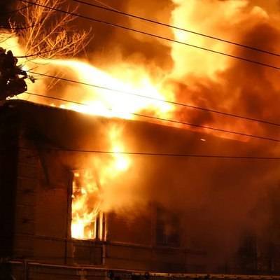 В Астрахани горит многоквартирный дом