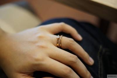 Женщина украла золотое кольцо из кошелька своей подруги