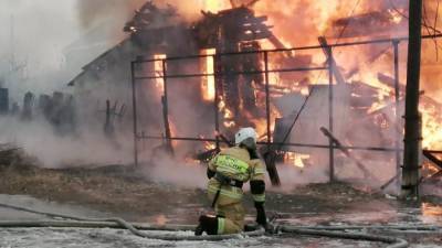 Спасатели нашли тело ребенка на месте пожара в доме в Астрахани