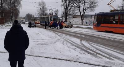 В центре Смоленска трамвай врезался в автомобиль