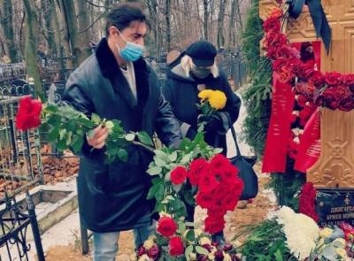 Пасынок Армена Джигарханяна с опозданием появился на его могиле