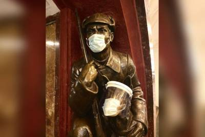 Дептранс попросил пассажиров не трогать статуи на станции метро "Площадь Революции"