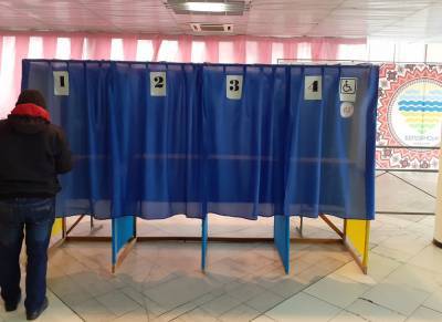 В Бердянске вместе голосуют инвалиды и больные с COVID
