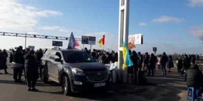Против карантина выходного дня. В Одессе работники Седьмого километра вышли на акцию и перекрыли дорогу — фото, видео
