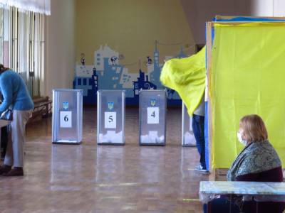 В Черкассах избирателей подвозят на участки подозрительные машины: фото