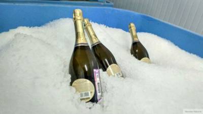 Россиянам предложили обойтись без шампанского во время новогоднего застолья