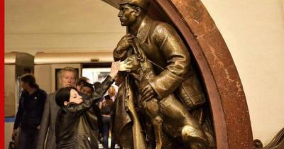 Москвичей попросили не трогать скульптуры в метро «Площадь революции»