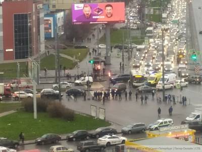 Автобус и легковушка образовали пробку в Красногвардейском районе