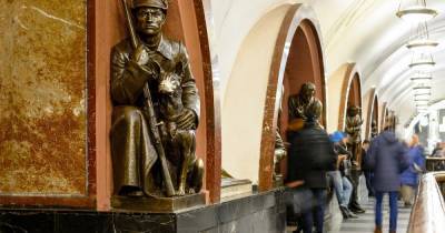 Дептранс Москвы просит не трогать статуи на "Площади революции"