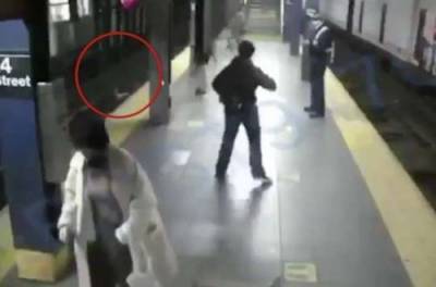 Женщину, ожидавшую поезд метро, вытолкнули на рельсы. ВИДЕО