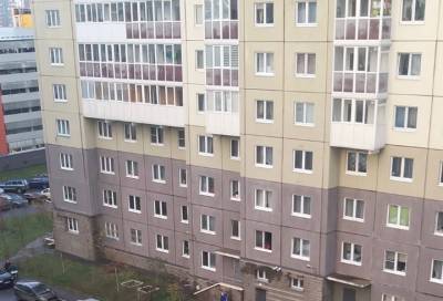 Девушка погибла после падения с 16-го этажа в Петербурге