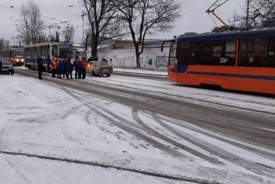 В Смоленске столкнулись трамвай и Жигули