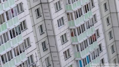 Петербурженка получила смертельные травмы при падении с многоэтажки