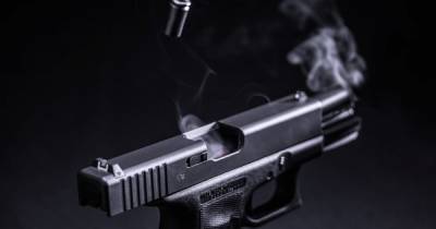 В Харькове 25-летний парень, угрожая пистолетом, ограбил продуктовый магазин