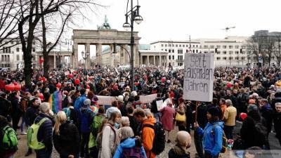 Жители Берлина устроили "Марш молчания" против карантинных мер