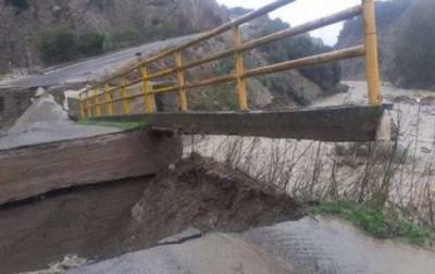 В Италии рухнул автомобильный мост из-за ливня