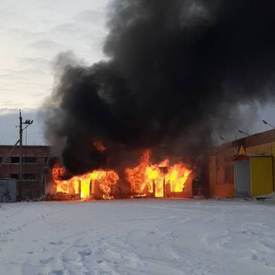 В Кузбассе произошёл пожар в торговом павильоне рядом с рынком