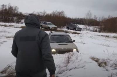 Водитель показал, как вытащить авто из снега с помощью подручных средств. ВИДЕО