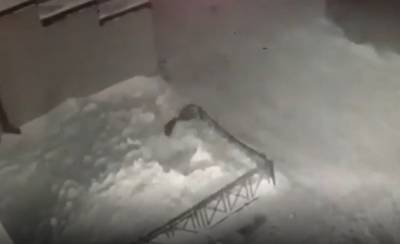 В России маленькая девочка упала с 4-го этажа, а потом встала и пошла: невероятное видео