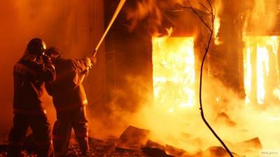 Спасатели почти пять часов тушили горящую двухэтажку в Оренбуржье