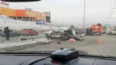 В Уфе такси врезалось в столб – водитель погиб