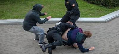 В Минске продолжается беспредел силовиков Лукашенка: ОМОН дубинками избил заступившуюся за парня девушку (ВИДЕО)