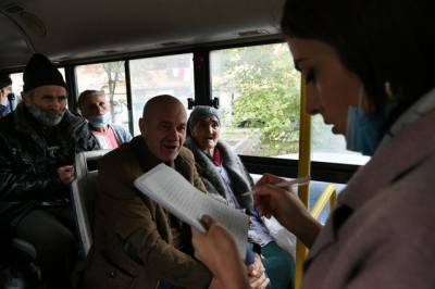 Миротворцы сопроводили 34 автобуса с беженцами в Степанакерт